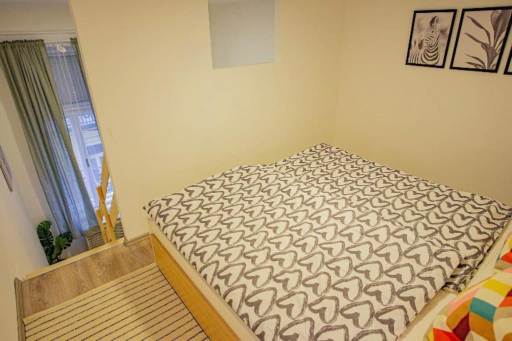 Cosy Flat In Akacfa Str., Aya Apartment Budapest Bagian luar foto