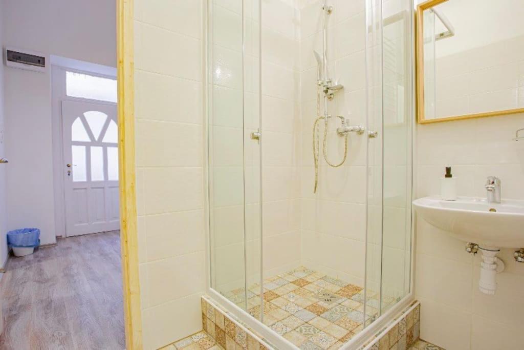 Cosy Flat In Akacfa Str., Aya Apartment Budapest Bagian luar foto