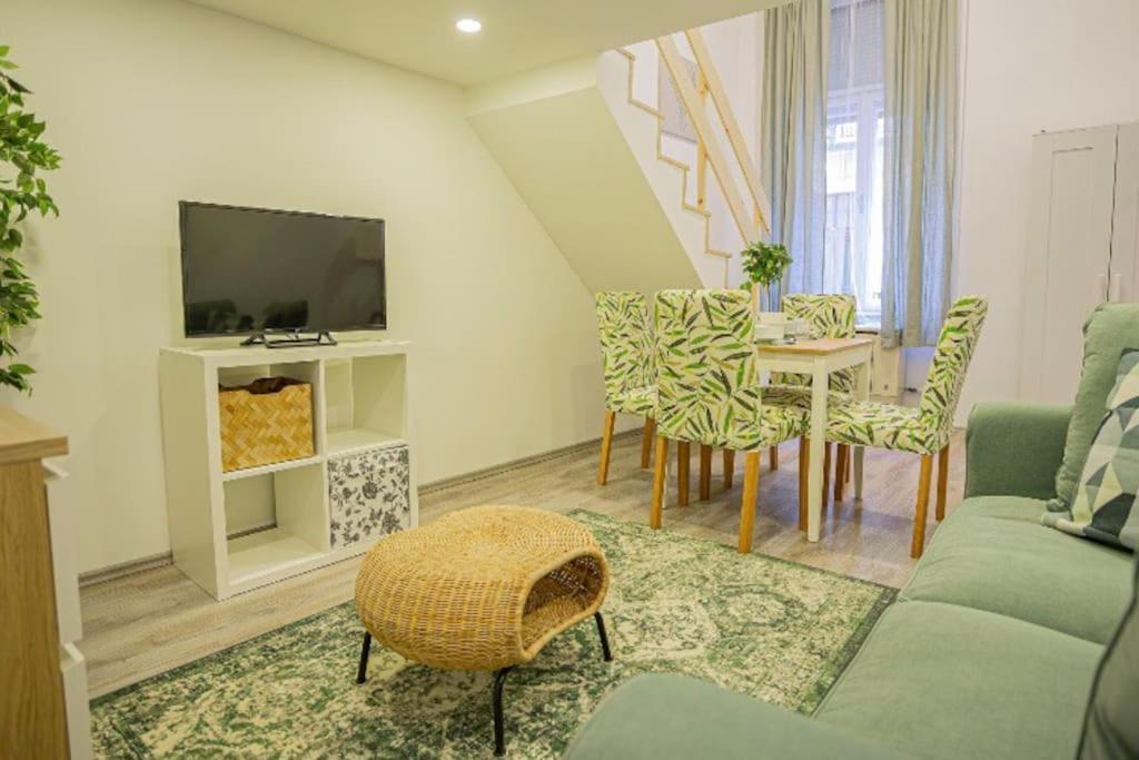 Cosy Flat In Akacfa Str., Aya Apartment Budapest Bagian luar foto