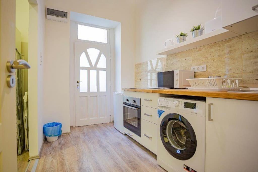 Cosy Flat In Akacfa Str., Aya Apartment Budapest Bagian luar foto